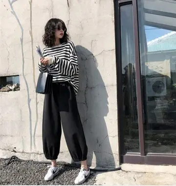 스트라이프 오버핏 티셔츠와 블랙 조거팬츠 전신 코디 사진