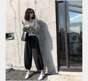 블랙·그레이 톤 티셔츠와 조거팬츠 전신 코디 사진