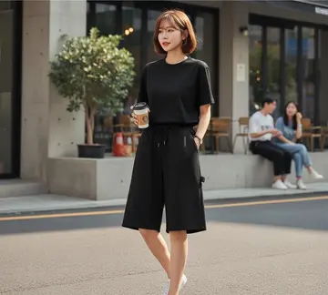 블랙 오버핏 반바지와 블랙 반팔티 전신 코디 사진