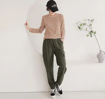 브라운·베이지 톤 배기팬츠와 긴팔티 전신 코디 사진