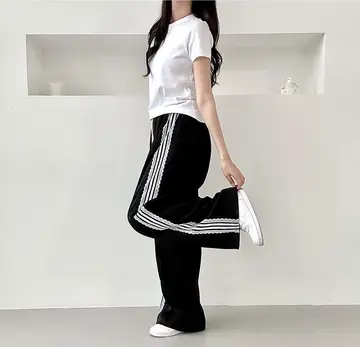 블랙 오버핏 배기팬츠와 화이트 반팔티 전신 코디 사진