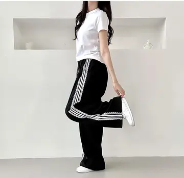 화이트·베이지 톤 배기팬츠와 반팔티 전신 코디 사진