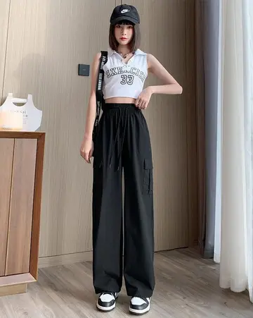 블랙 오버핏 배기팬츠와 화이트 나시 전신 코디 사진