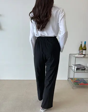 블랙·그레이 톤 배기팬츠와 긴팔티 전신 코디 사진