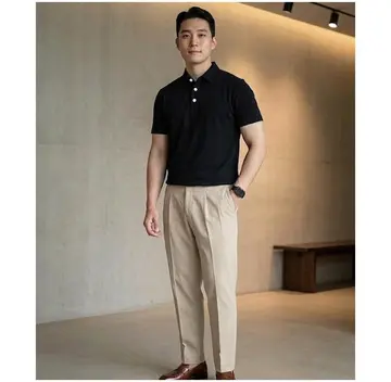 블랙·베이지 톤 반팔티와 슬랙스 전신 코디 사진