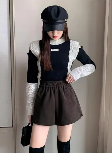 브라운 오버핏 반바지와 블랙 가디건 전신 코디 사진