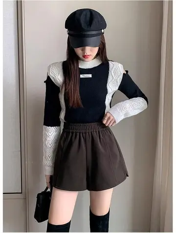 차콜·블랙 톤 반바지와 가디건 전신 코디 사진