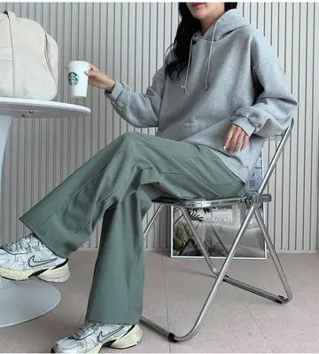 그레이·화이트 톤 배기팬츠와 후드티 전신 코디 사진