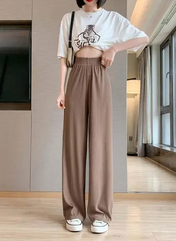 화이트·베이지 톤 오버핏 와이드 청바지와 반팔티 전신 코디 사진