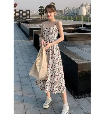 베이지·그레이 톤 미디원피스 전신 코디 사진