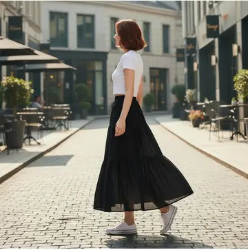 화이트·카멜 톤 스커트와 반팔티 전신 코디 사진