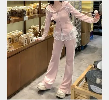베이지·브라운 톤 스커트와 집업 전신 코디 사진