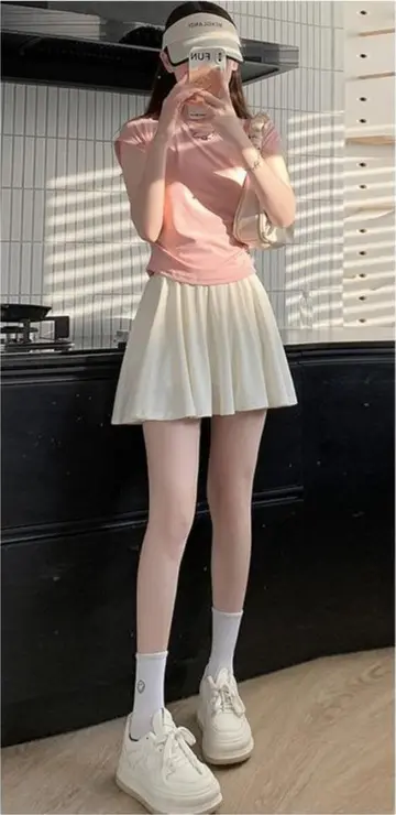 스커트와 핑크 반팔티 전신 코디 사진