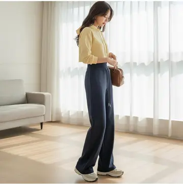 카멜·베이지 톤 배기팬츠와 후드티 전신 코디 사진