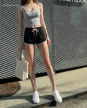 그레이·차콜 톤 반바지와 나시 전신 코디 사진