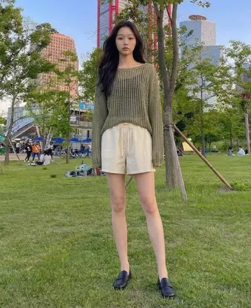 베이지·차콜 톤 반바지와 가디건 전신 코디 사진