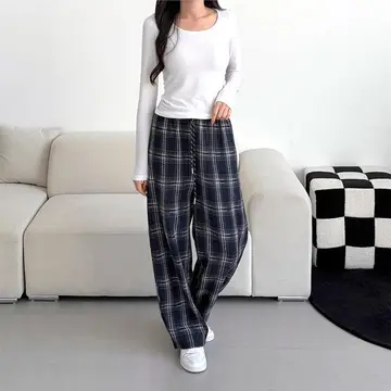 체크 배기팬츠와 긴팔티 전신 코디 사진