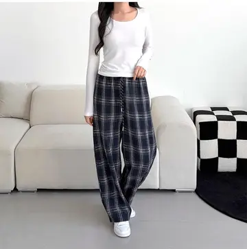블랙·차콜 톤 배기팬츠와 긴팔티 전신 코디 사진