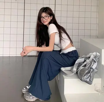 베이지·그레이 톤 배기팬츠와 베스트 전신 코디 사진