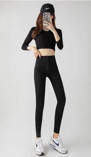 블랙 레깅스와 블랙 긴팔티 전신 코디 사진