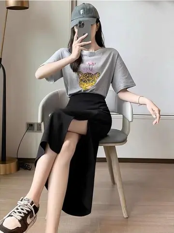 블랙 스커트와 그레이 반팔티 전신 코디 사진