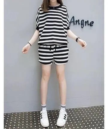 블랙·화이트 톤 반바지와 반팔티 전신 코디 사진