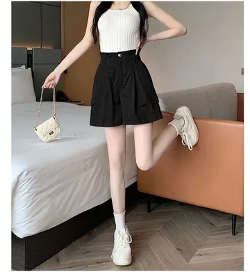 화이트·아이보리 톤 반바지와 나시 전신 코디 사진