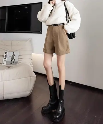 반바지와 아이보리 니트 전신 코디 사진
