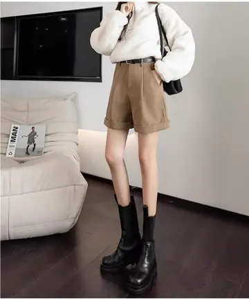 화이트·그레이 톤 반바지와 니트 전신 코디 사진