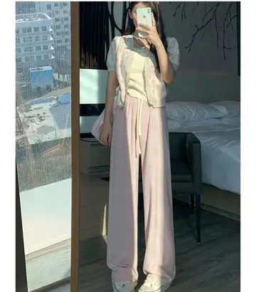 아이보리·그레이 톤 와이드팬츠와 니트 전신 코디 사진