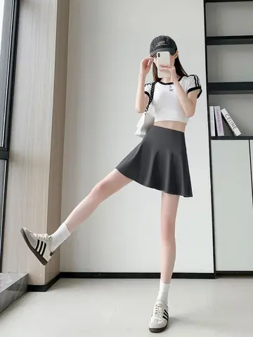 그레이·화이트 톤 레깅스와 반팔티 전신 코디 사진