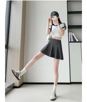 그레이·화이트 톤 레깅스와 반팔티 전신 코디 사진