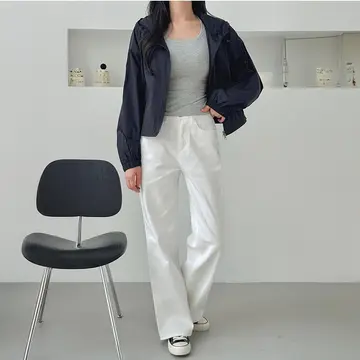 그레이·블랙 톤 바람막이와 나시 전신 코디 사진