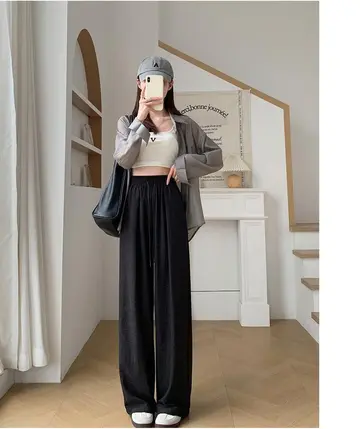 블랙 오버핏 배기팬츠와 나시 전신 코디 사진