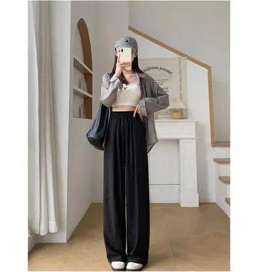 베이지·블랙 톤 배기팬츠와 나시 전신 코디 사진