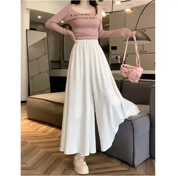 베이지·브라운 톤 배기팬츠와 긴팔티 전신 코디 사진