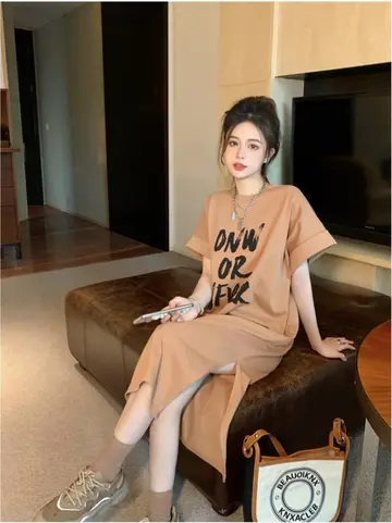 오버핏 원피스와 카멜 반팔티 전신 코디 사진
