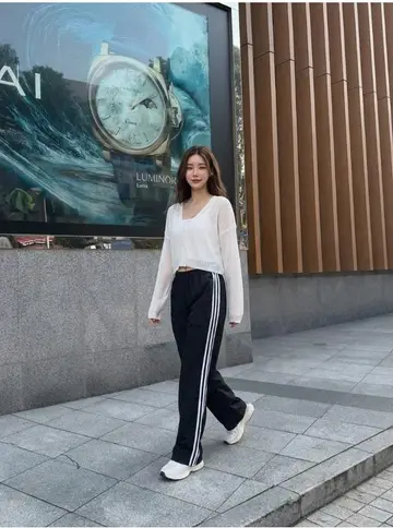 화이트 오버핏 가디건과 블랙 조거팬츠 전신 코디 사진