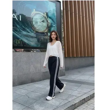 블랙·화이트 톤 가디건과 조거팬츠 전신 코디 사진