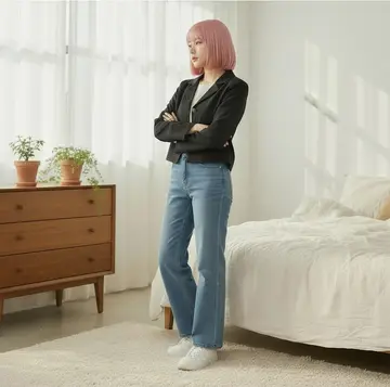 블랙·차콜 톤 크롭 재킷과 셔츠 전신 코디 사진