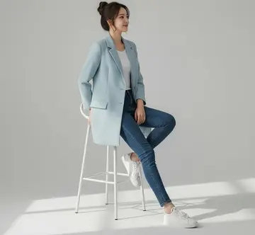 그레이·차콜 톤 재킷과 나시 전신 코디 사진
