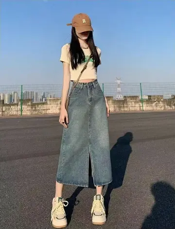 데님 미니스커트와 베이지 반팔티 전신 코디 사진