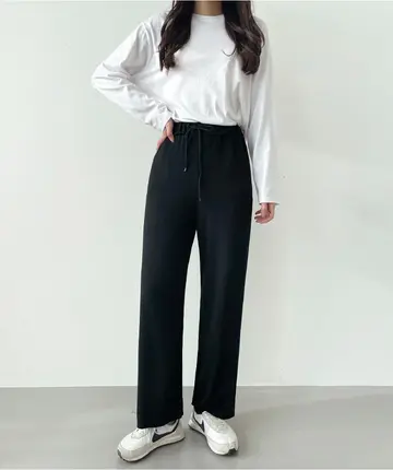 블랙·그레이 톤 면바지와 긴팔티 전신 코디 사진