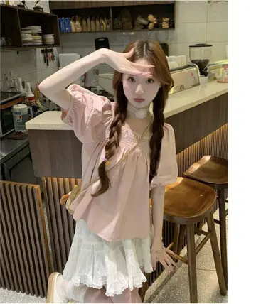 핑크 오버핏 셔츠와 미니스커트 전신 코디 사진