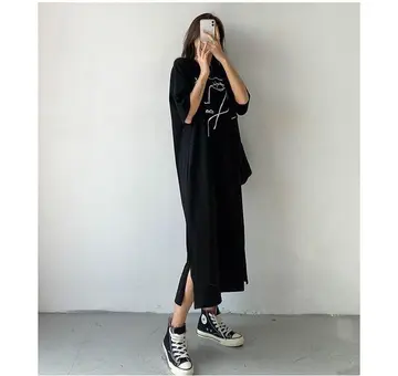블랙·그레이 톤 원피스 전신 코디 사진