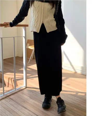 블랙 오버핏 스커트와 아이보리 니트 전신 코디 사진