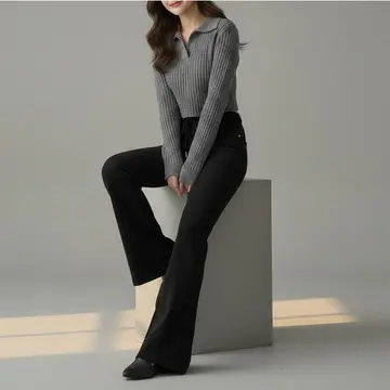 블랙·차콜 톤 배기팬츠와 니트 전신 코디 사진