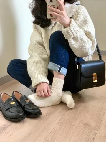 블랙·아이보리 톤 오버핏 가디건과 청바지 전신 코디 사진