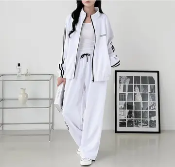 화이트 오버핏 재킷과 후드티 전신 코디 사진