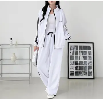 그레이·블랙 톤 재킷과 후드티 전신 코디 사진